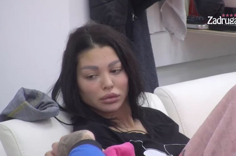 MAJA MARINKOVIĆ PORAZBIJALA SVE PO STANU: Taki hoće da je vodi na liječenje