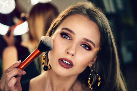 VEČERAS ZABLISTAJTE! Mali trikovi za savršen novogodišnji make-up
