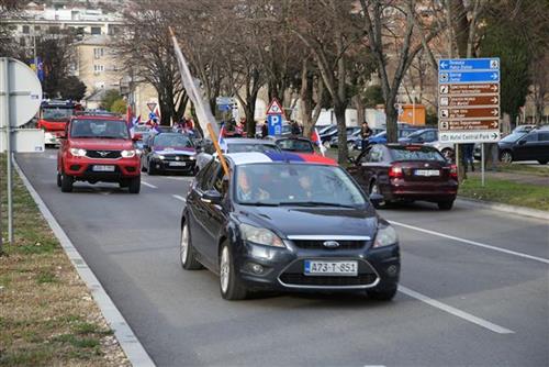 TREBINJE PREPLAVLJENO TROBOJKAMA: Defile više stotina automobila za 30. rođendan Srpske!