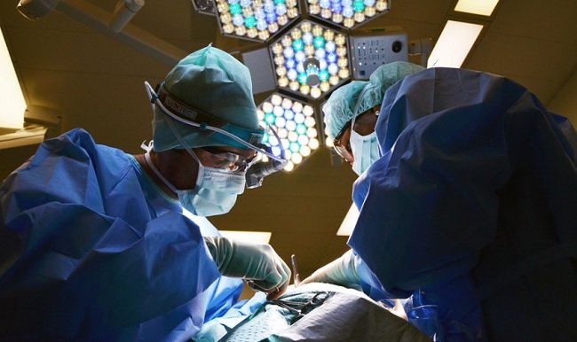 UDARIO HIRURG NA GINEKOLOGA Haos u bolnici, doktori "ZARATILI" oko sale