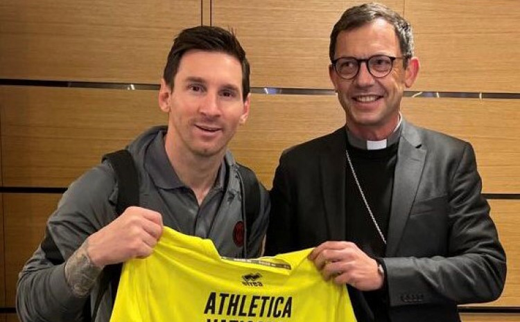 POKLON ZA LEA: PAPA POSLAO Mesiju dres sa AUTOGRAMOM