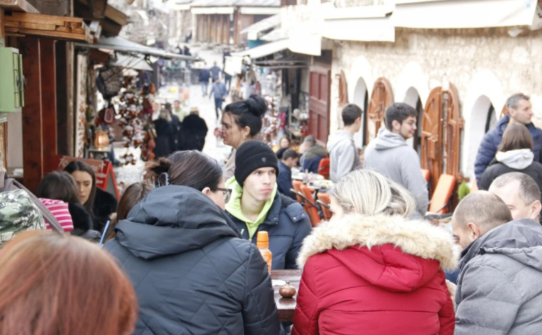 MOSTAR U PRVA TRI DANA OBORIO SVE REKORDE! Petnaest hiljada ljudi prošetalo gradom na Neretvi