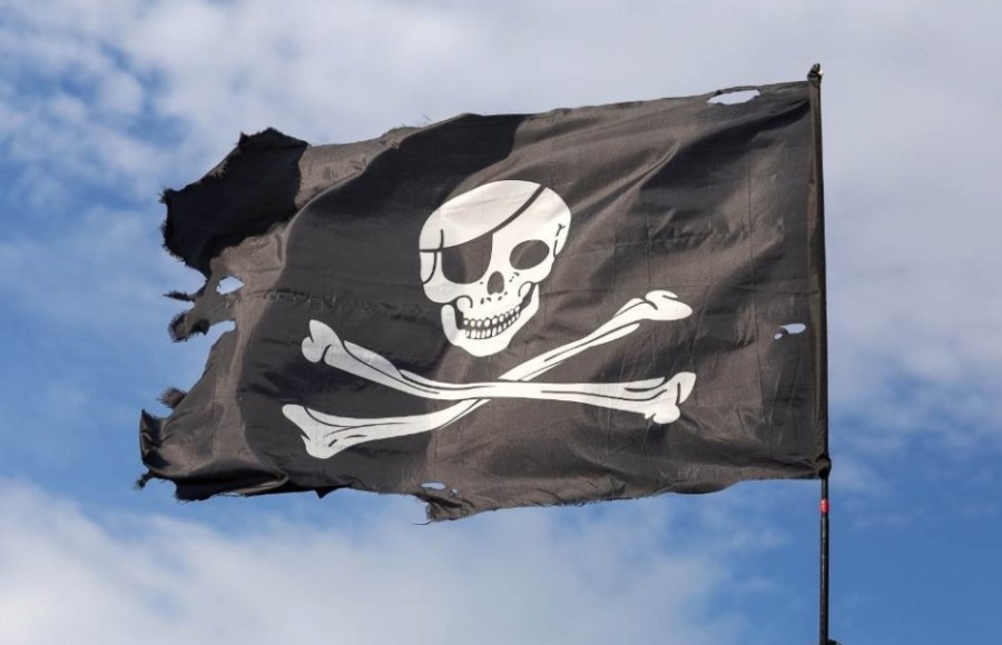 ZAŠTO SU PIRATI NOSILI POVEZ PREKO OKA? Da li je ovo pravi razlog?