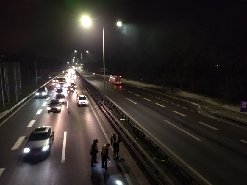 FOTOGRAFIJE I JEZIVI DETALJI NESREĆE: Muškarac PAO sa pasarele, udario ga prvo AUTOMOBIL, pa ga pregazio AUTOBUS! (FOTO)