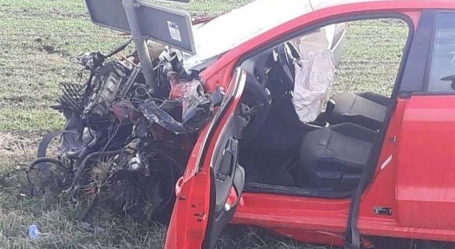 DJEVOJKA ČUDOM OSTALA ŽIVA: Od siline udara saobraćajni znak ostao zaboden u automobilu! (FOTO)