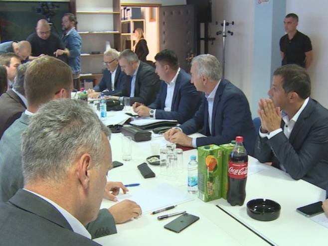 ZAUZIMAJU SE STARTNE POZICIJE Zbog kandidature za izbore previranja u opoziciji
