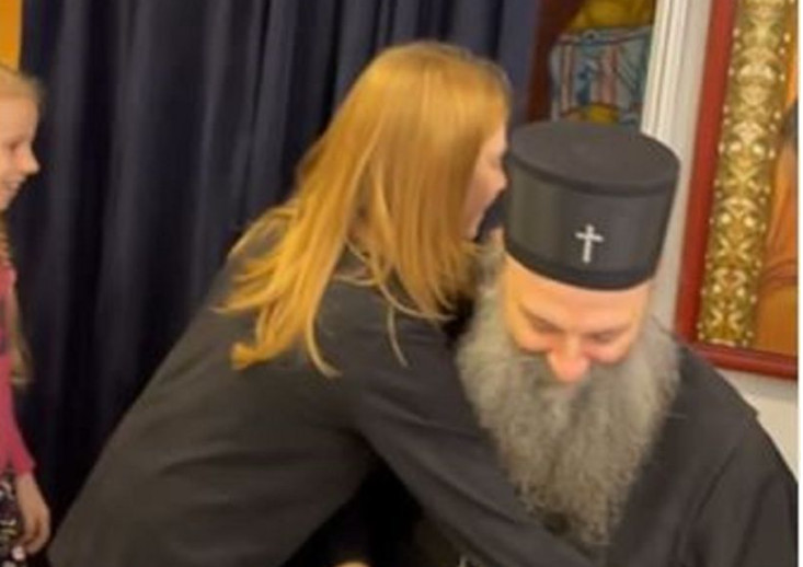 PRELIJEP PRIZOR NA PRAZNIK OCI! Djeca simbolično VEZALA PATRIJARHA, on ih darovao slatkišima (VIDEO)