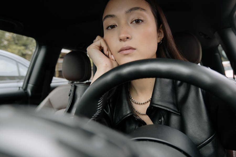 DA LI JE OVO MOGUĆE?! Djevojka pala vožnju, a nije NI UPALILA automobil! NEPRAVDA!
