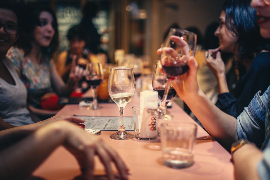 PROSJEČAN SLOVENAC POPIJE tri litra vina mjesečno! Godišnja POTROŠNJA iznosi 764.000 hektolitara