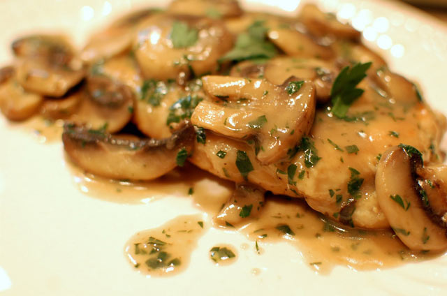 RUČAK ZA DANAS: Piletina u sosu od gljiva. Nikad BRŽA I LAKŠA priprema preukusnog jela! (RECEPT)