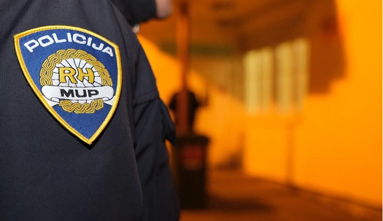 GLUMILI POLICAJCE, UPALI STARICI U STAN Ukrali joj milione kuna u kešu