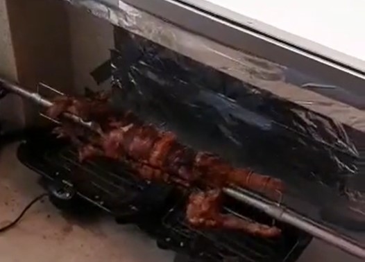 KAKO BALKANAC U NJEMAČKOJ KRIŠOM OKREĆE PRASE NA TERASI: U pozadini odzvanjaju stihovi starog narodnog hita "Ti si žena mog života" (VIDEO)