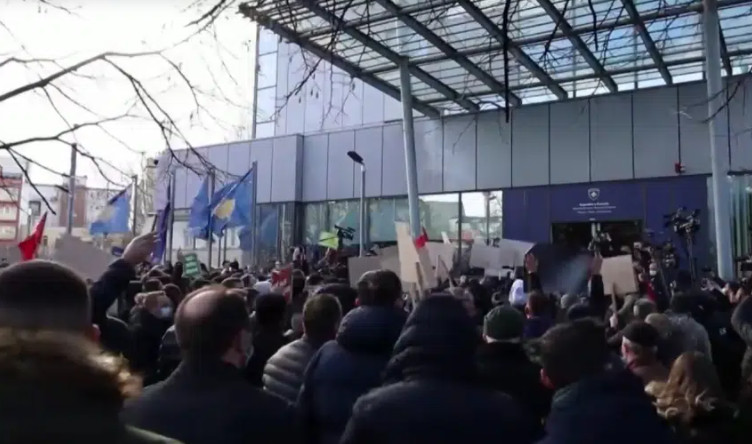 PRIŠTINA NA NOGAMA! GRAĐANI PROTESTOVALI zbog poskupljenja struje: Šamar dokačio i POLICAJCA
