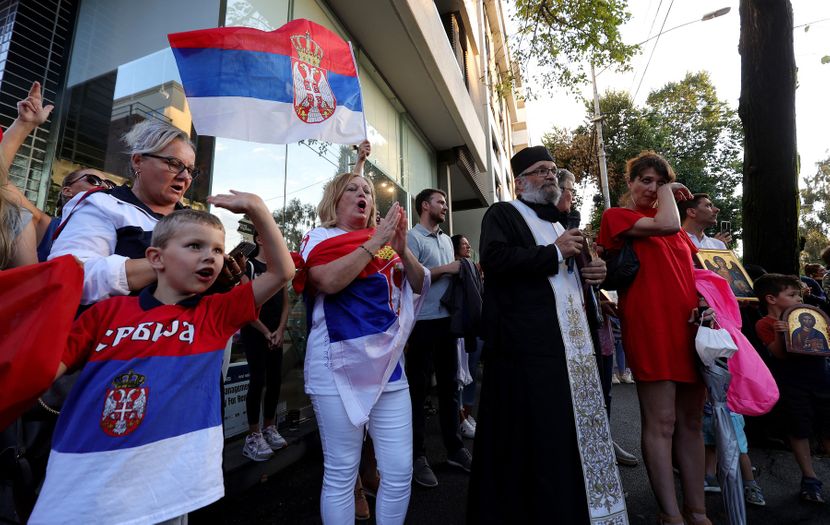 ZA SRBE NEMA PREPREKE! Sveštenik Novaku za Božić držao liturgiju ispred hotela: Aplaudirali i migranti sa prozora