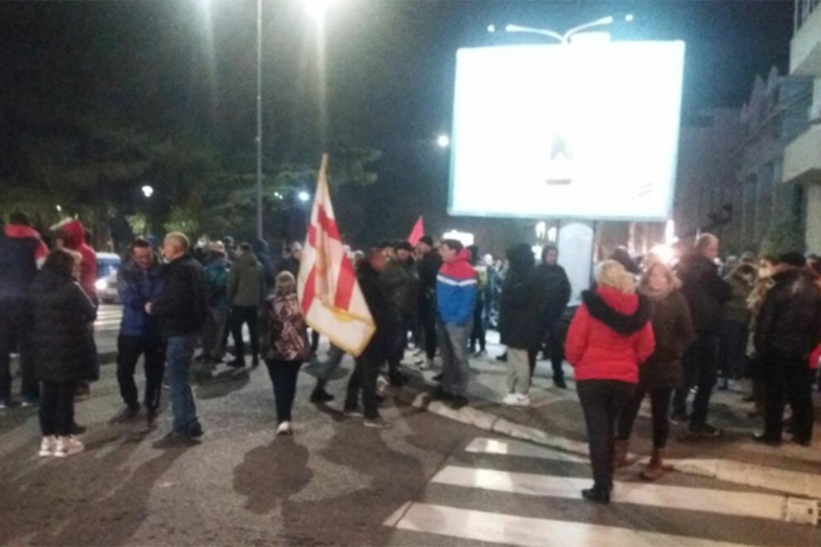 GRAĐANI ISPRED VLADE DAJU PODRŠKU KRIVOKAPIĆU, traže smjenu Abazovića