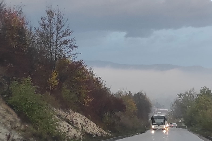 VOZAČI OPREZ! Ceste mokre i klizave, povećana OPASNOST od odrona