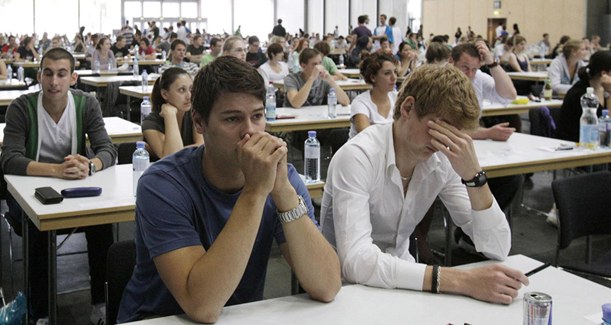 VIŠE IM NEĆE PASTI NA PAMET DA PREPISUJU Lukavi profesor na foru uhvatio 14 studenata da varaju