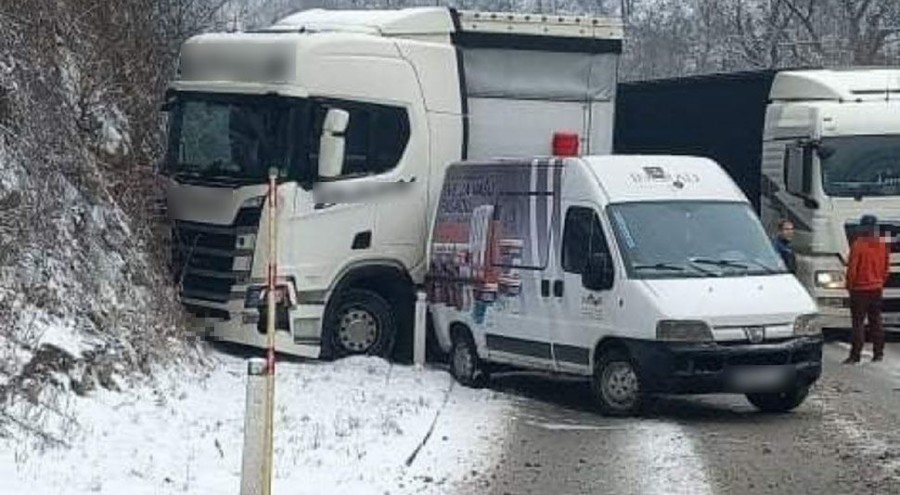 OBUSTAVLJEN SAOBRAĆAJ: Sudarila se dva kamiona i kombi!