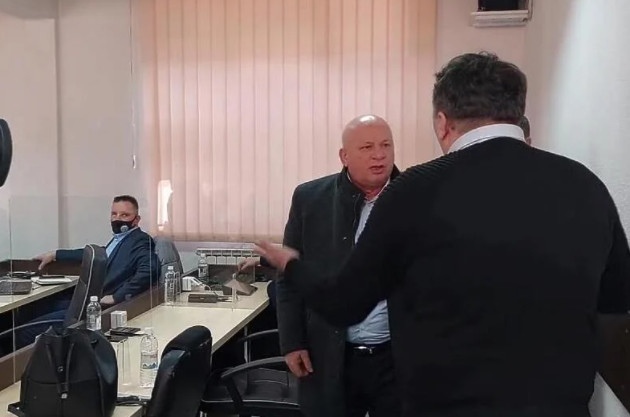 FIZIČKI OBRAČUN I PSOVKE NAJJAČE "ORUŽJE" POLITIČKE BORBE U BiH! Policija razdvajala poslanike: Rasprava u Skupštini brutalno ESKALIRALA (VIDEO)
