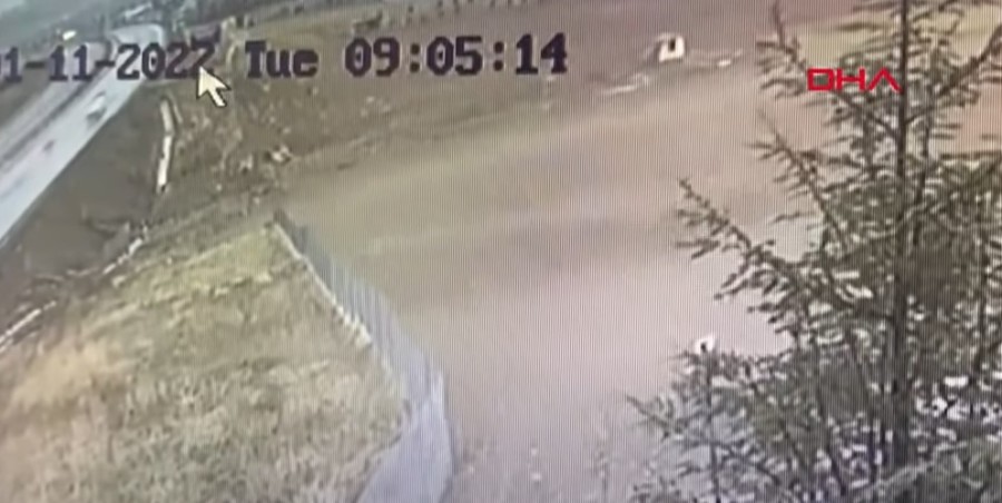 ISPLIVAO SNIMAK TRAGEDIJE U TURSKOJ: Fudbaler pretekao kamion, pa sletio van puta (VIDEO)