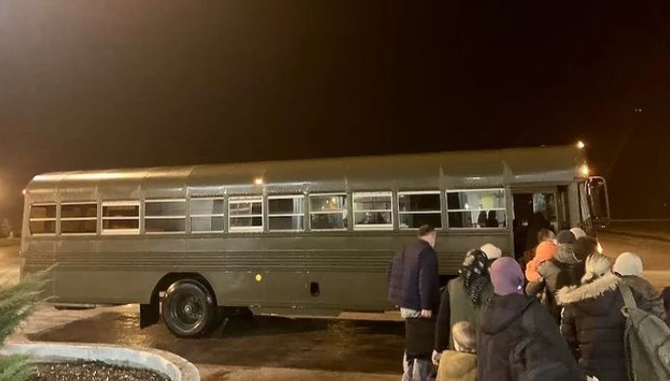 PUTNICI OSTALI BEZ TEKSTA! NA TUZLANSKOM AERODROMU prevozili ih u vojnim autobusima: "Unutra se nalaze daske!" (FOTO)