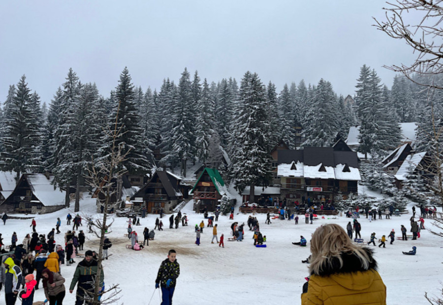 PRAVA ZIMSKA IDILA NA VLAŠIĆU Sve vrvi od posjetilaca! (FOTO)