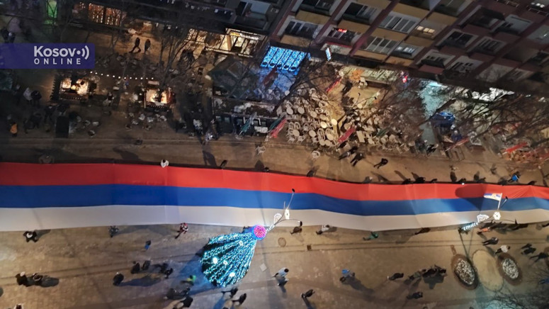 SRPSKA TROBOJKA DUGA 250 metara razvijena u Sjevernoj Mitrovici (VIDEO)