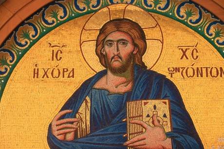 SUTRA SLAVIMO KRSTOVDAN Posti se strogo, na vodi, i upražnjava jedan OBIČAJ koji predskazuje kakva će nam godina biti