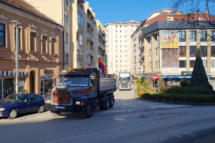 NESVAKIDAŠNJE OBILJEŽAVANJE BOŽIĆA U ZVORNIKU! Kamiondžije u svom maniru proslavili najradosniji hrišćanski praznik