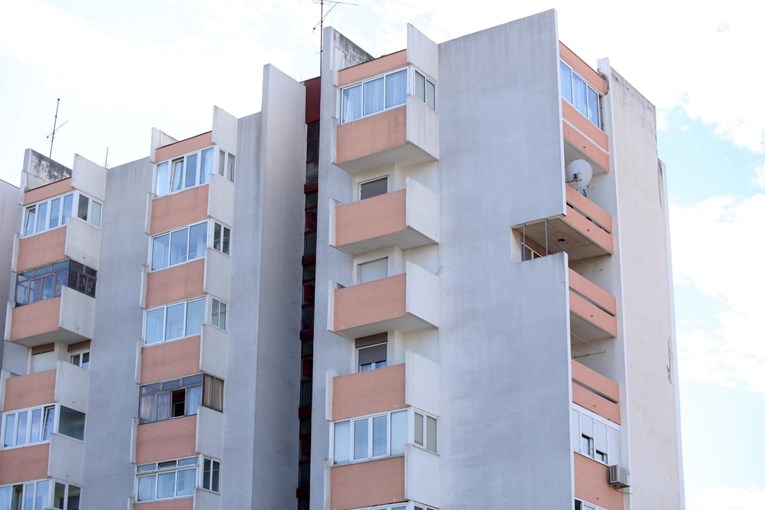 BALKON U SPLITU JE HIT NA DRUŠTVENIM MREŽAMA Otkriveno šta se zaista krije iza neobičnog prizora (FOTO)