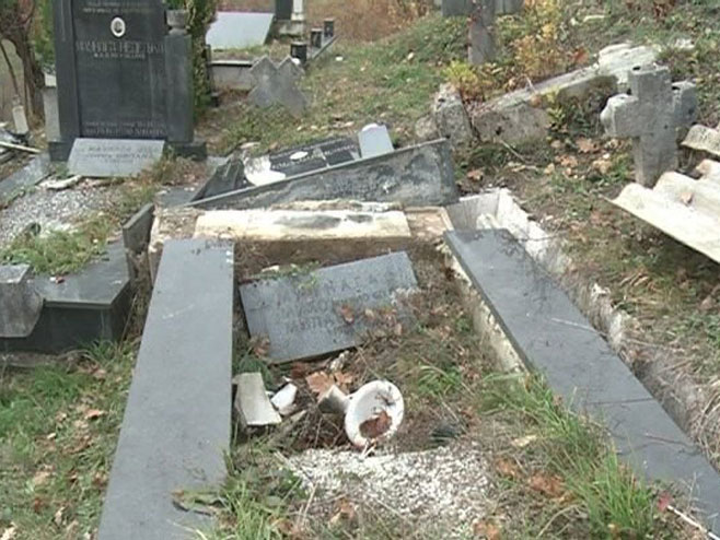 VANDALIZAM NA ZADUŠNICE U Kosovskoj Mitrovici uništeni srpski spomenici