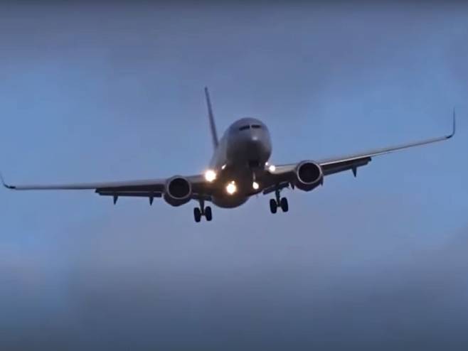 POGLEDAJTE VIDEO DRAMATIČNOG SLIJETANJA: Avion u borbi protiv OLUJE! (VIDEO)