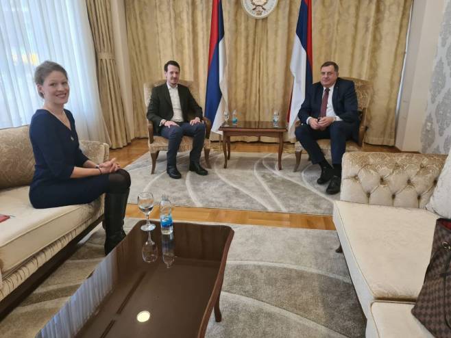 DODIK SA ČLANOVIMA KRALJEVSKE PORODICE KARAĐORĐEVIĆ: Nose divne utiske iz Republike Srpske!
