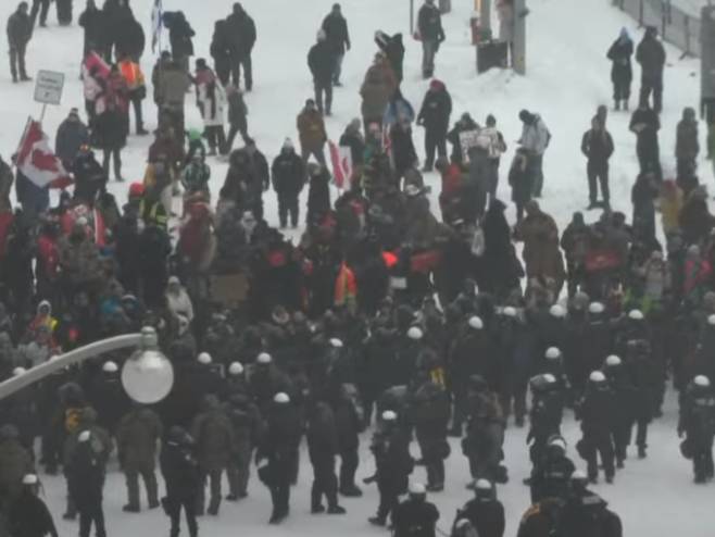 NASTAVLJA SE HAOS NA ULICAMA OTAVE: Biber sprejom i šok-bombama na demonstrante