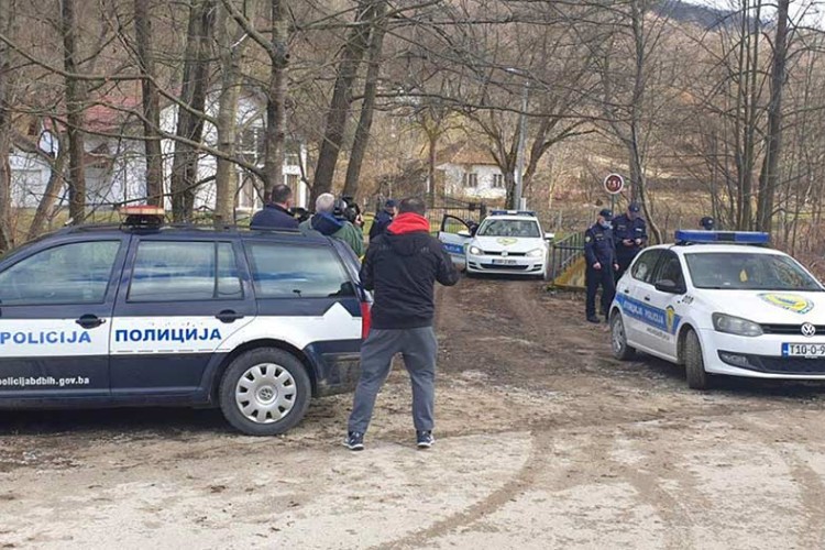 DETALJI STRAVIČNOG UBISTVA U ISLAMOVCU KOD BRČKOG Pucao komšiji u grudi zbog ispaše stoke, pa se sam predao policiji!