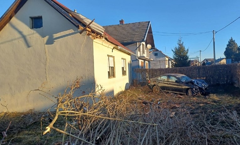 NESVAKIDAŠNJA NESREĆA U MEĐUMIRJU: Pijan se BMW-om zabio u KROV kuće!