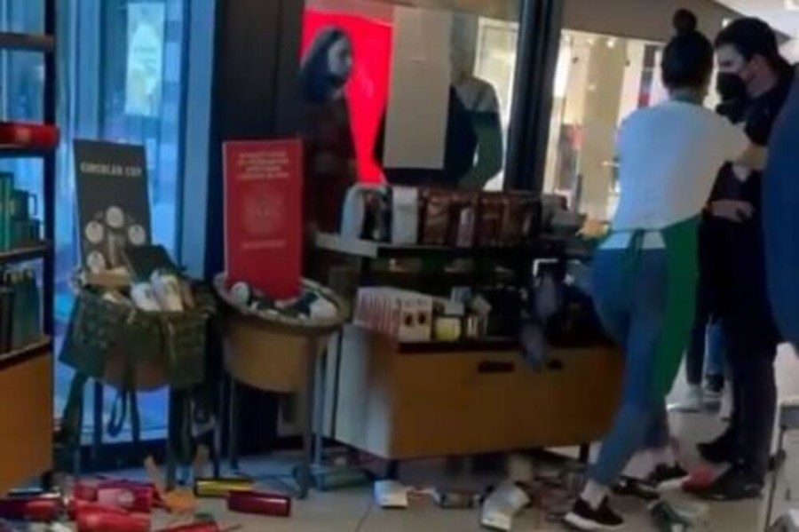 MUŠKARAC NAPRAVIO OPŠTI HAOS u beogradskom Starbaksu! PODIVLJAO pa sve bacao na pod! (VIDEO)