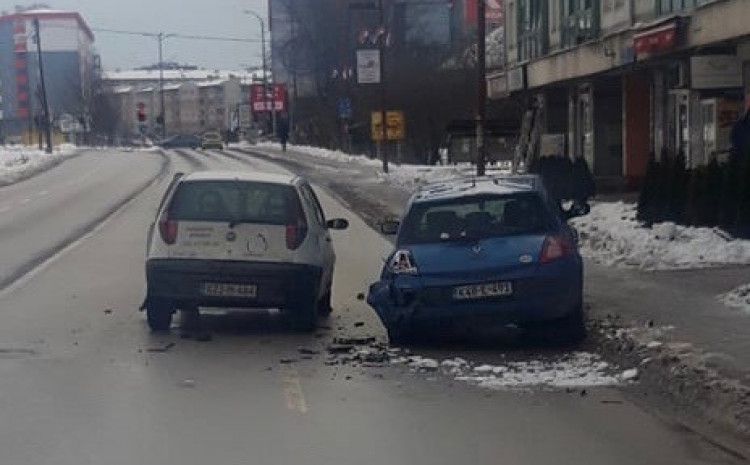 SAOBRAĆAJNA NESREĆA U ISTOČNOM SARAJEVU: Otac ostavio BEBU samu u vozilu, HITNA je prevezla u bolnicu!