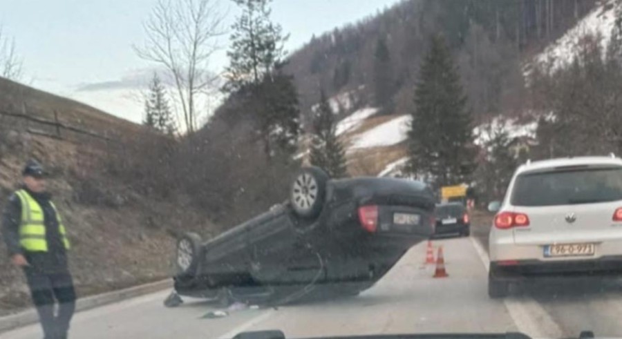 DRAMATIČAN PRIZOR na cesti, automobil završio NA KROVU (VIDEO)