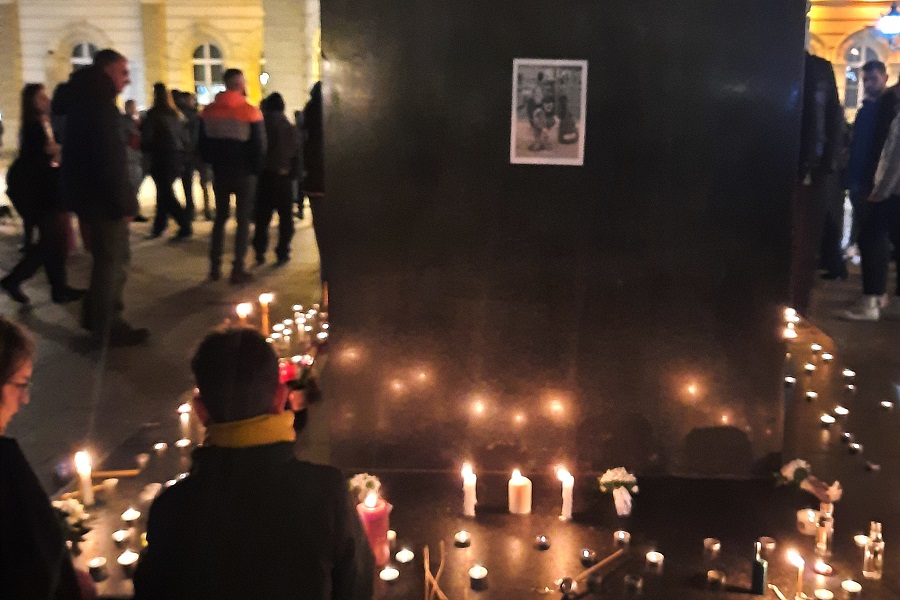 POSLJEDNJI POZDRAV NOVOSADSKOJ LEGENDI: Građani se opraštaju od UBIJENOG uličnog svirača BLEKIJA! (VIDEO)