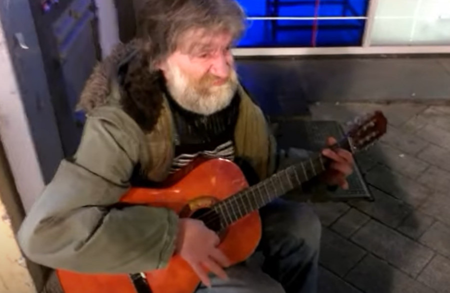 BLEKI BRUTALNO UBIJEN ZBOG 390 DINARA Žarko R. (21) muzičaru smrskao lobanju: Pukao me je bes!