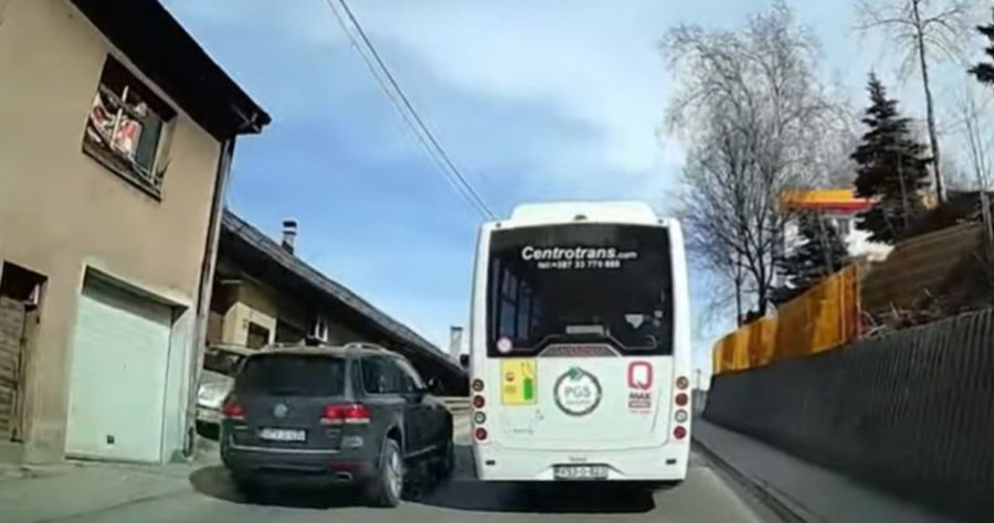TRAGEDIJA IZBJEGNUTA ZA DLAKU: Bijesnim terencem prestigao AUTOBUS, krenuo i golf... (VIDEO)