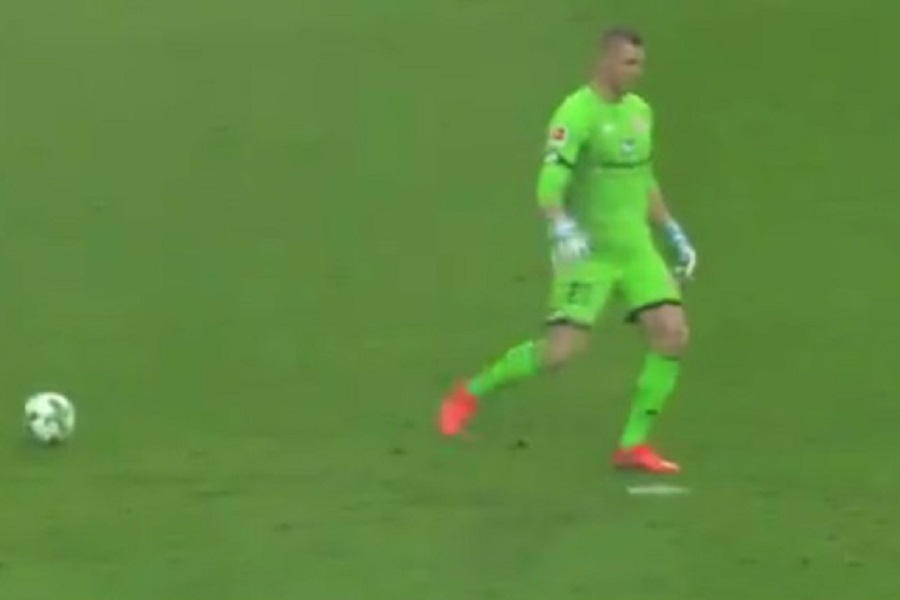 Golman KATASTROFALNOM GREŠKOM uspio ukrasti šou Bundeslige! (VIDEO)