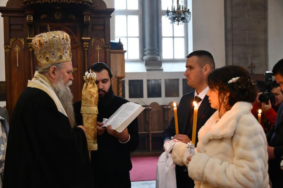 NIJE HTIO DA SRUŠI MANSTIRSKI KONAK! Mitropolit Joanikije vjenčao HEROJA, a imao je i POSEBAN POKLON za mladence!