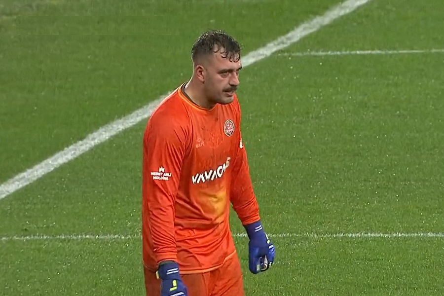 HLADNOĆA natjerala GOLMANA I IGRAČE da traže pomoć! Ekstremni uslovi omeli fudbalski meč! (VIDEO)