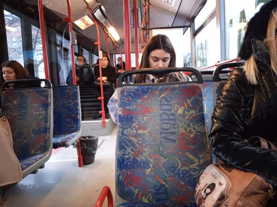 UŽAS U NOVOM SADU Manijak masturbirao pred maloljetnicama u gradskom autobusu