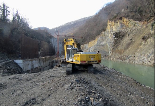 NAFTNA MRLJA U VRBANJI Iscurilo ulje iz GRAĐEVINSKE mašine u blizini KORITA rijeke
