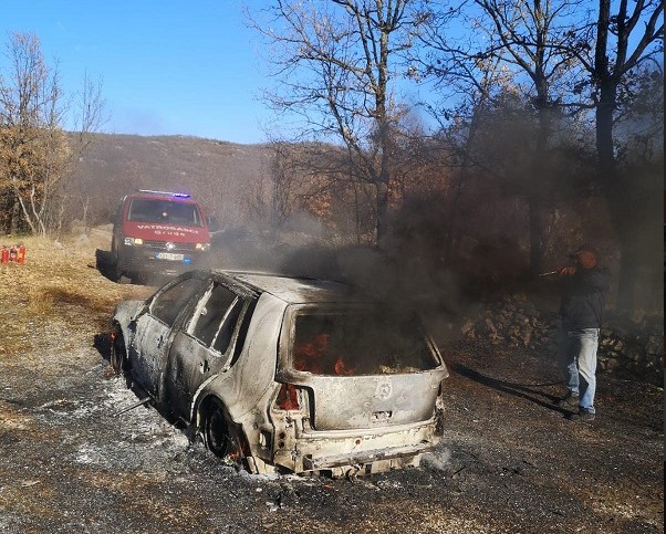 TOTALNA ŠTETA! Planuo parkirani automobil, požar ZAHVATIO i okolno rastinje (FOTO)