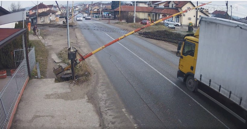 ZASTRAŠUJUĆI VIDEO! Bahati kamiondžija ZA DLAKU izbjegao katastrofu! Voz UVIJEK ima prednost!
