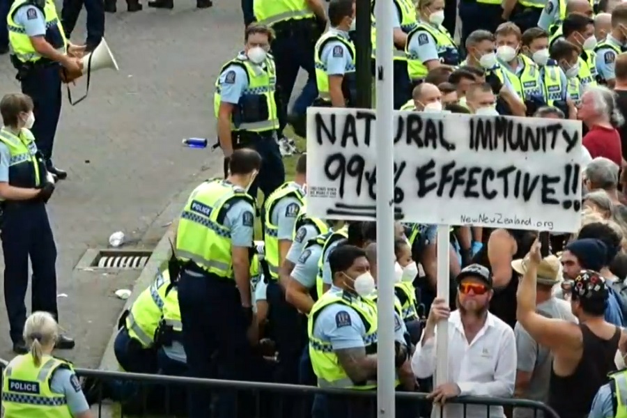 Policija HAPSI Novim Zelandom dok PROTESTI protiv mjera JENJAVAJU! (VIDEO)